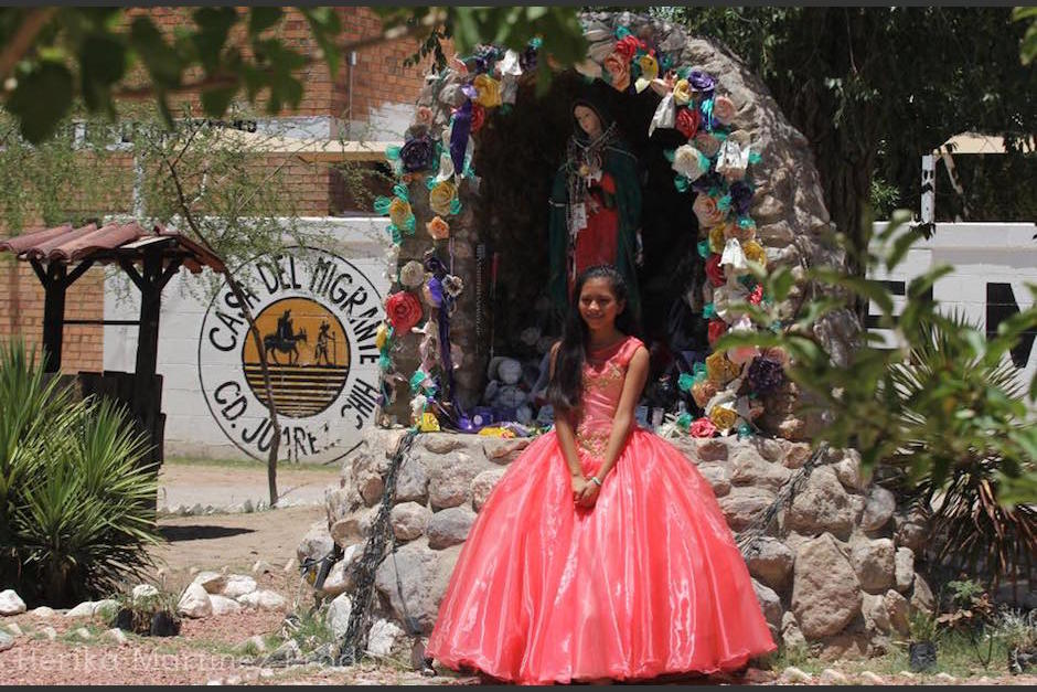 Melany Azucena luce su vestido de quince años. (Foto: Hérika Martínez Prado)