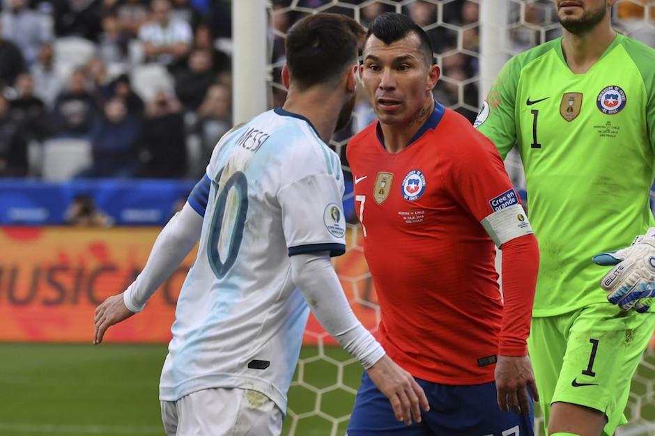 Messi y Medel se fueron expulsados por "pecharse". (Foto: AFP)