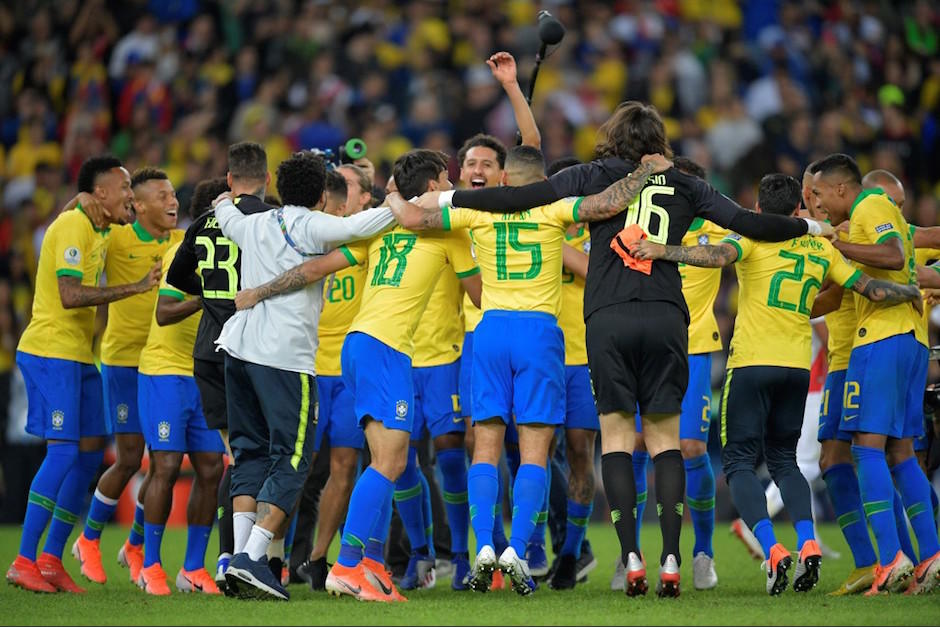 El festejo de Brasil después que el árbitro decretara el final del partido ante Perú. (Foto: AFP)