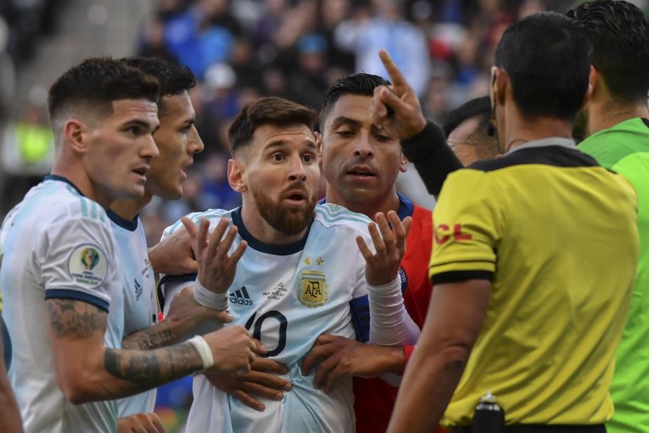 Messi luce sorprendido después de haber visto la tarjeta roja en el duelo ante Chile. (Foto: AFP)