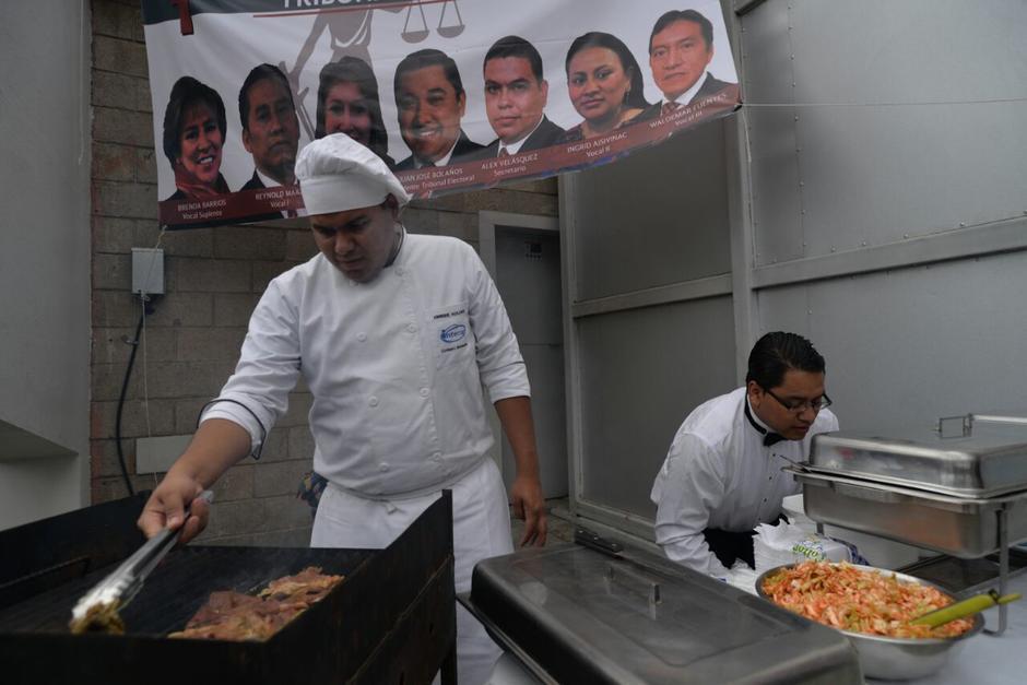 Así, entre carne asada y chicharrones, se celebraron las elecciones pasadas en el Colegio de Abogados. (Foto: archivo/Soy502)