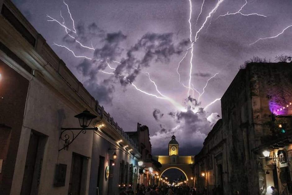 La noche del domingo cientos de personas observaron una tormenta eléctrica en Antigua Guatemala. (Foto: Iván Hernádez)&nbsp;