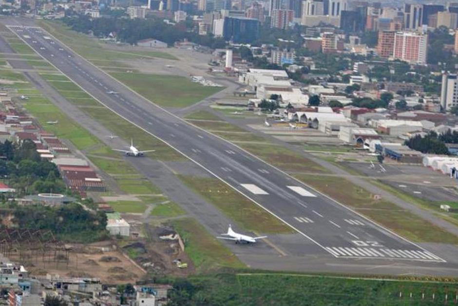 La Torre de Control del Aeropuerto La Aurora informó que un avión presentaba desperfectos. Se activaron protocolos de emergencia. (Foto: Archivo/Soy502)