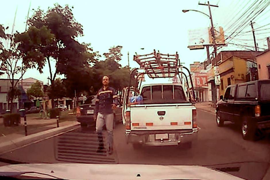 Captan en video a un hombre que atacó a un desconocido que lo rebasó en un semáforo. (Foto: Captura de pantalla)