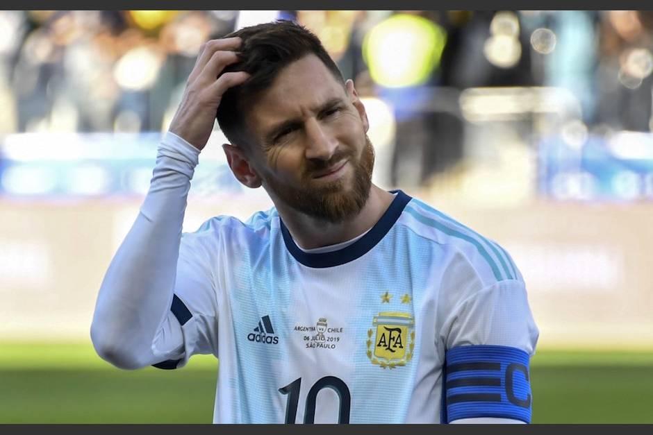 Messi luce desconsolado, luego de quedar eliminado de la pelea por el título de la Copa América. (Foto: AFP)