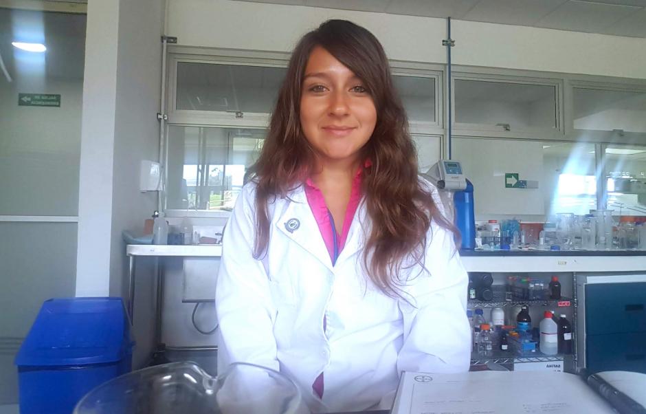 María Isabel Amorín se ha involucrado en la investigación para crear soluciones para el ambiente y la salud a partir de la cáscara de camarón. (Foto: María Isabel Amorín)