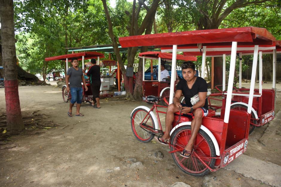 José tuvo que dejar las canchas debido a una lesión de tibia y peroné. Ahora trabaja como triciclero y camarero en el río Suchiate. (Foto: Jorge López/Nuestro Diario)
