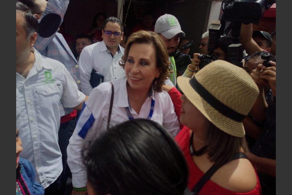 La candidata de la UNE, Sandra Torres acudió a Mixco en compañía de algunos diputados. (Foto: Soy502)&nbsp;