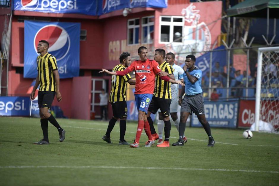 Othoniel Arce reclama una acción de juego durante el partido. (Foto: Wilder López/Soy502)