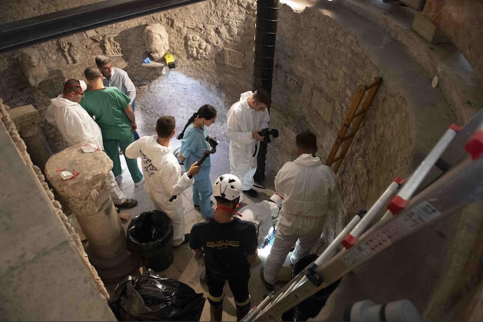 Las autoridades durante la inspección de dos osarios en el Vaticano. (Foto: AFP)