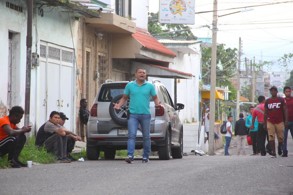 Mario Gálvez llega cada miércoles para compartir alimentos y motivación espiritual a los migrantes. (Foto: Fredy Hernández/Soy502)