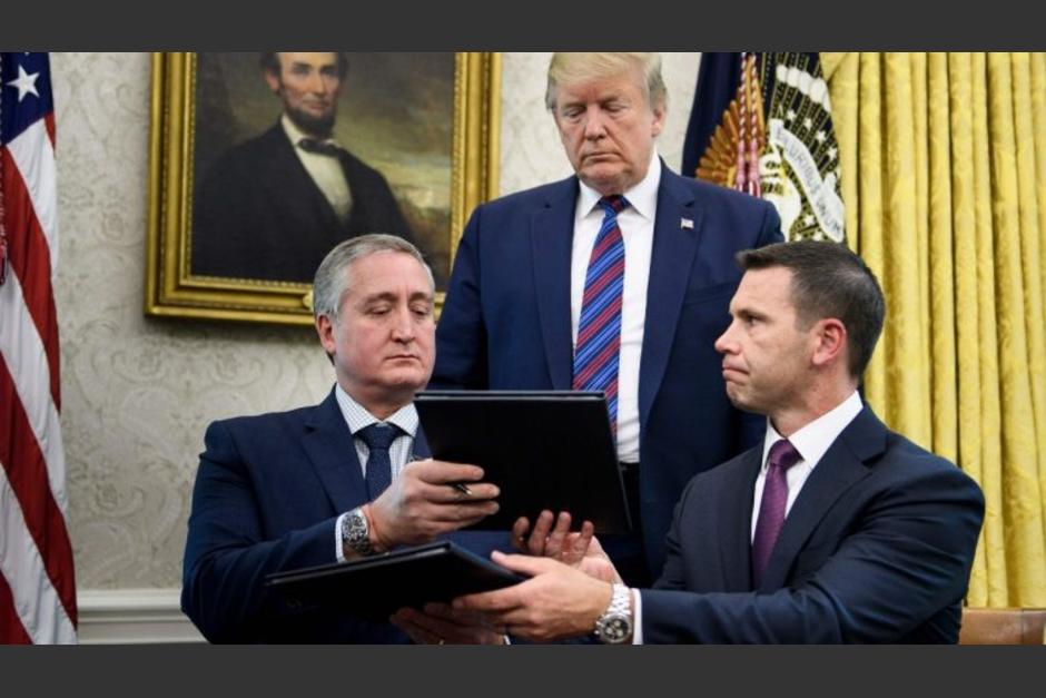 El acuerdo fue firmado por el ministro de Gobernación, Enrique Degenhart, y el Secretario Interino de Seguridad Nacional, Kevin McAleenan, bajo la mirada del presidente Donald Trump. (Foto: AFP)