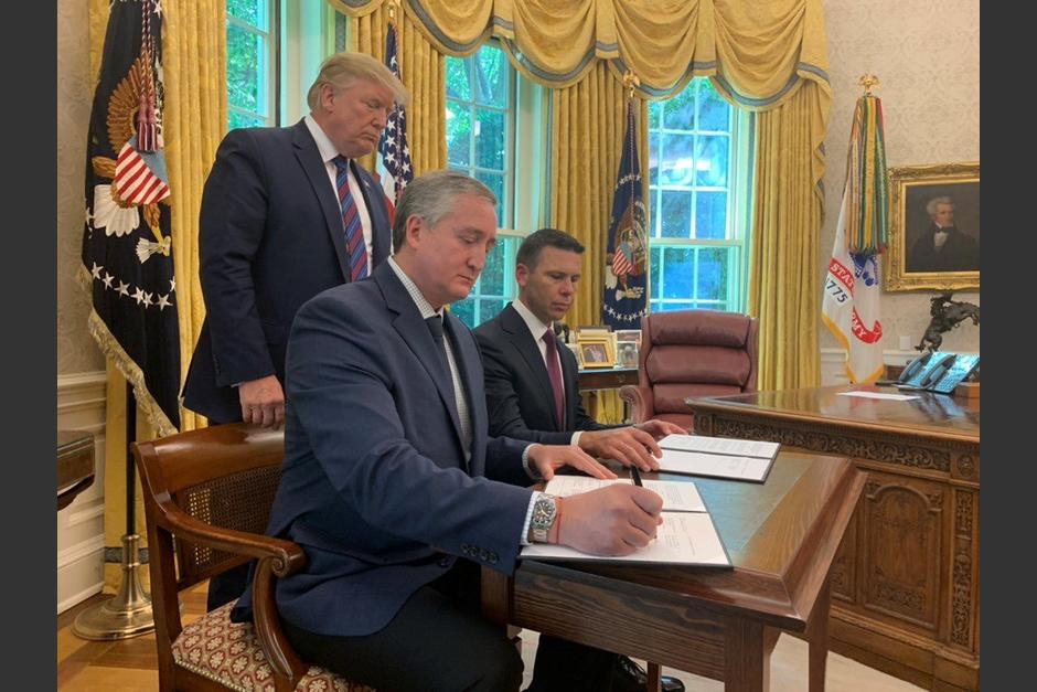 El ministro de Gobernación, Enrique Degenhart, firmó el acuerdo para que Guatemala sea refugio para EE.UU. (Foto: Twitter de Steven Portnoy)