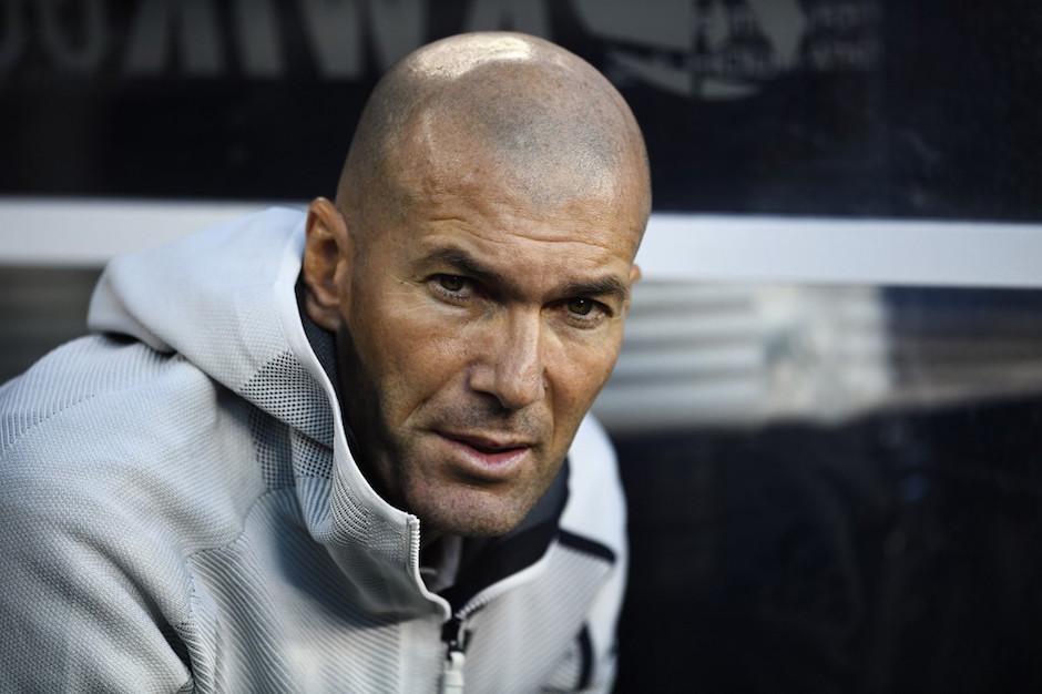 Zinedine Zidane luce desconcertado durante el partido del Real Madrid ante el Atlético. (Foto: AFP)