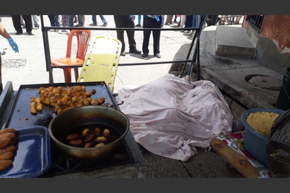 Los asesinos de dos vendedoras en el mercado de la zona 6, fueron captados en video cuando cometieron el crimen. (Foto: Captura de pantalla)