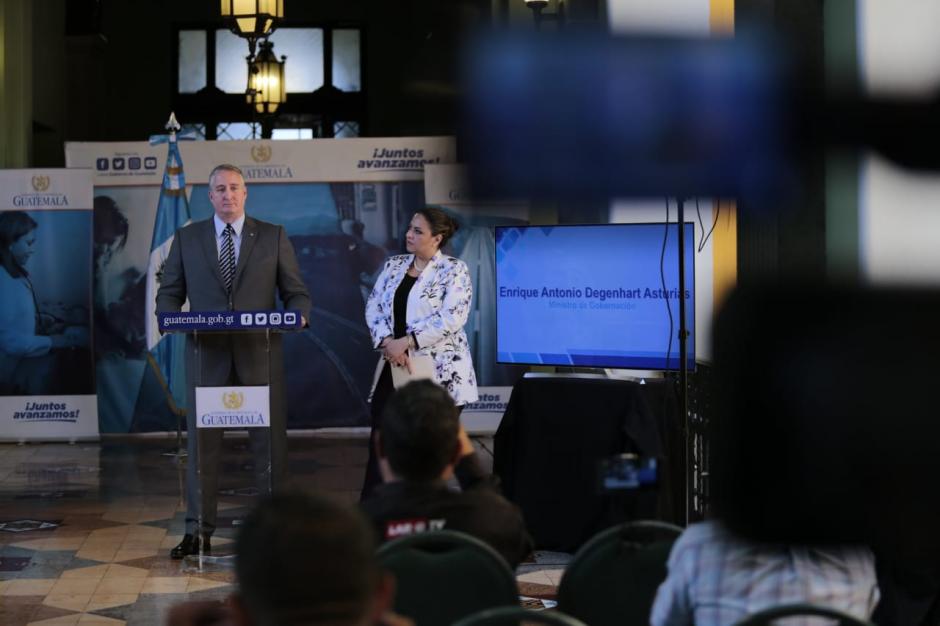 Enrique Degenhart, ministro de Gobernación, y la canciller Sandra Jovel explican sobre el acuerdo de "Tercer país seguro". (Foto: MinGob)