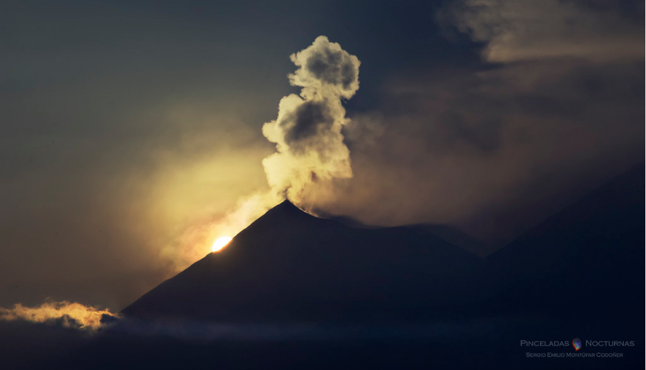 El fotógrafo Sergio Montúfar impresionó a la NASA con su imagen del volcán de Agua y la tormenta eléctrica a principios de julio. (Foto: Sergio Montúfar)