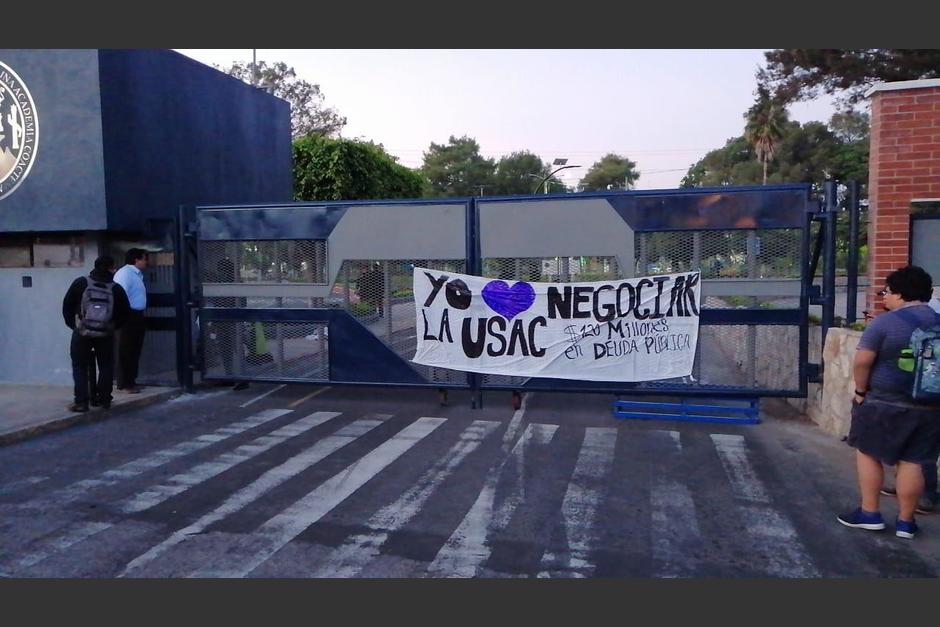 Las puertas en la Petapa y el Periférico se encuentran cerradas. (Foto: Twitter/Mariajo45869409)