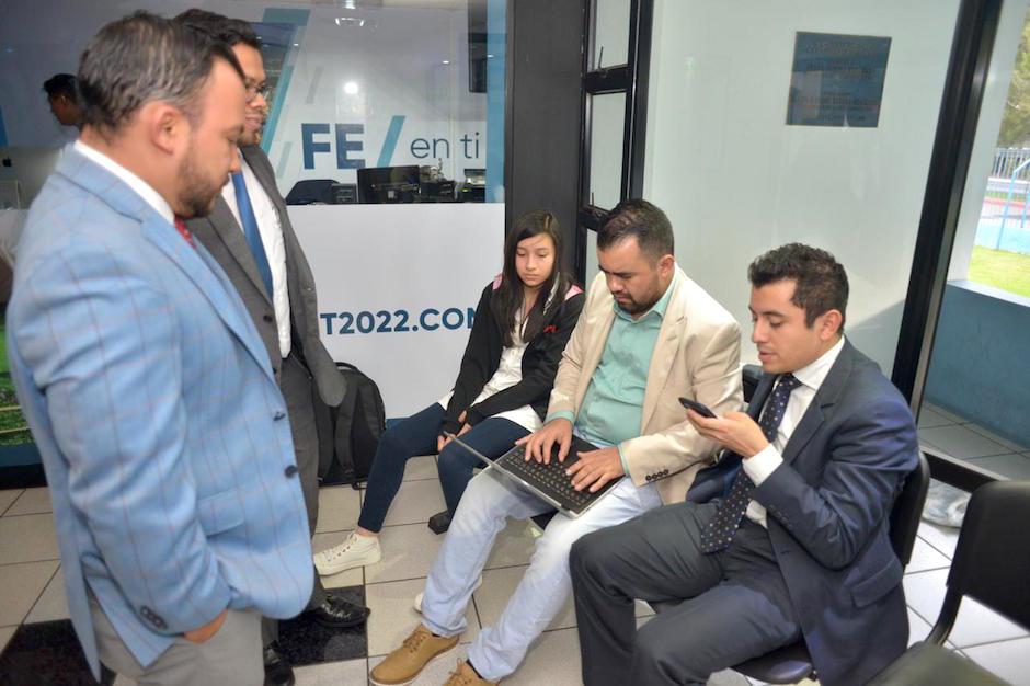 Los integrantes de las nuevas comisiones de la Fedefut no pudieron ingresar al edificio. (Foto: Jesús Alfonso/Soy502)