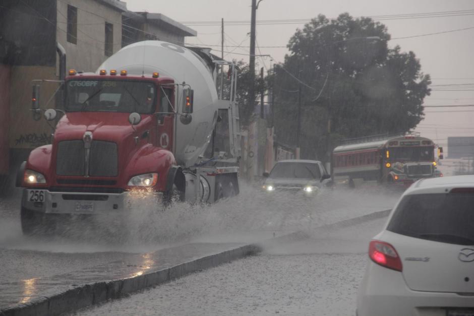 Las lluvias de este miércoles por la tarde dejó estragos en varios puntos de la ciudad. (Foto: Soy502)