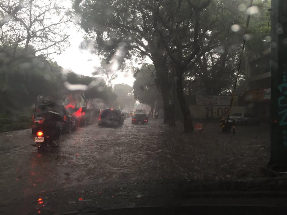 La lluvia afectó gran parte de la ciudad de Guatemala este miércoles. (Foto: captura Twitter/Lucia Reyna)&nbsp;