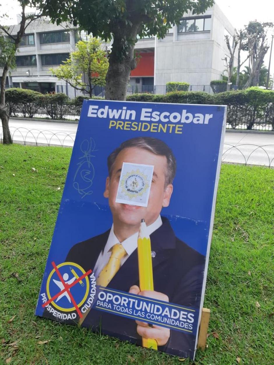 Las hojas fueron pegadas en propaganda instalada en la avenida Reforma. (Foto: Soy502)