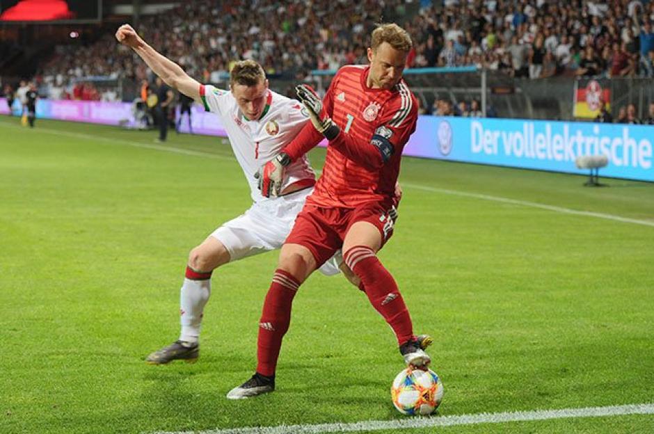 Manuel Neuer dio cátedra de como un portero debe salir jugando. (Foto: Captura de video)