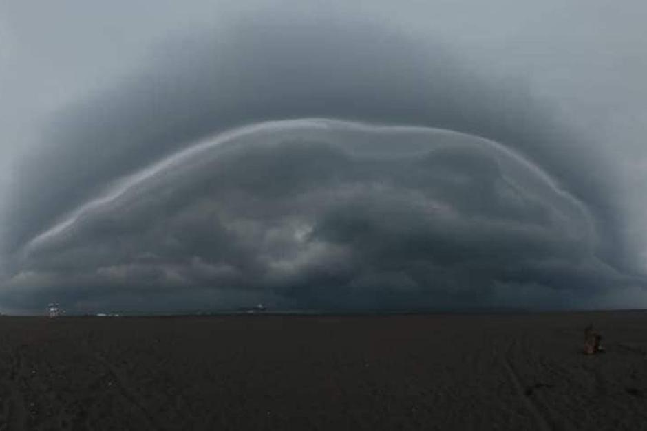 La formación de nubes sorprendió a los residentes en el Puerto de San José. (Foto: ClimaGT/Twitter)&nbsp;