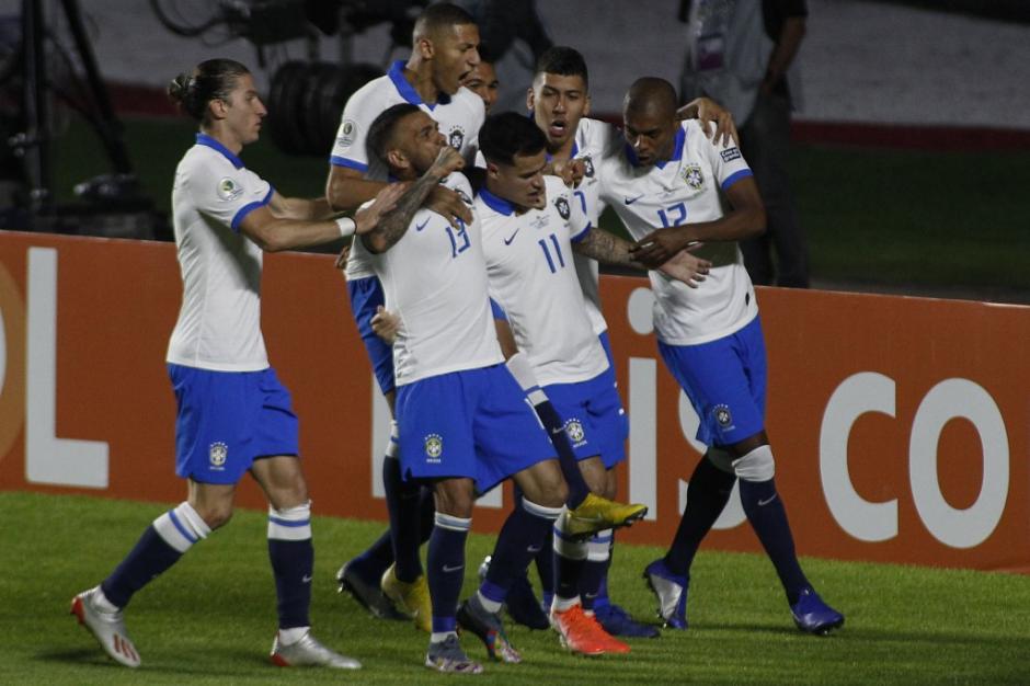 Countinho marcó doblete y guió el triunfo de Brasil. (Foto: AFP)