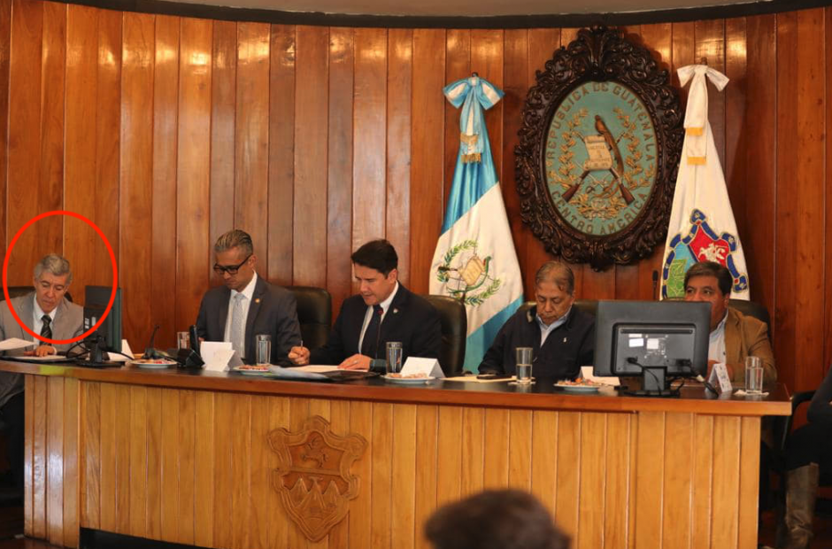 El alcalde Quiñonez, al centro. En el extremo izquierdo, Héctor Cifuentes, el hombre de confianza de Álvaro Arzú. (Foto: Municipalidad de Guatemala).