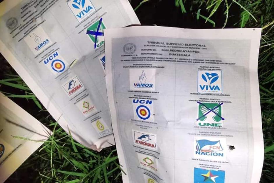 Vecinos de San Pedro Ayampuc, municipio del departamento de Guatemala, encontraron varias boletas de propaganda que aseguran servirán para intentar un fraude electoral. (Foto: Redes sociales)