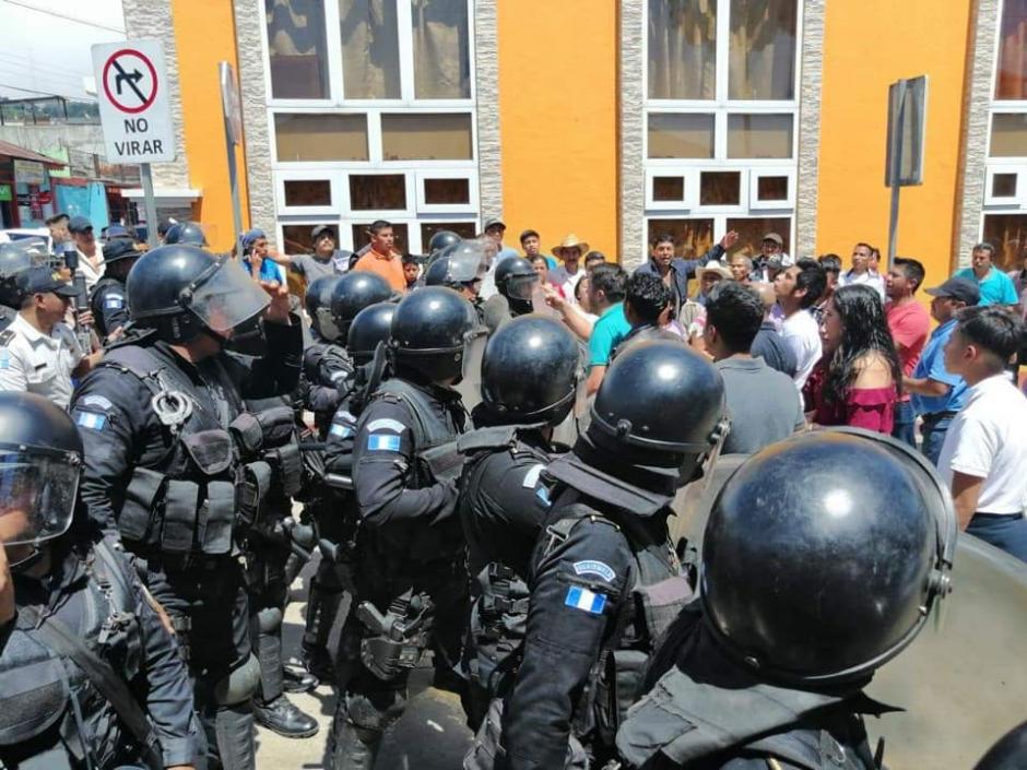 Desde temprano se reportaron disturbios entre pobladores y agentes de la PNC. (Foto: El Gráfico de Oriente)&nbsp;