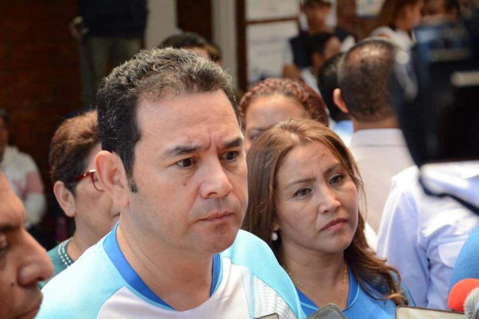 Un ciudadano le gritó a Jimmy Morales al salir en el Centro de votación. (María Reneé Rendón/Soy502)