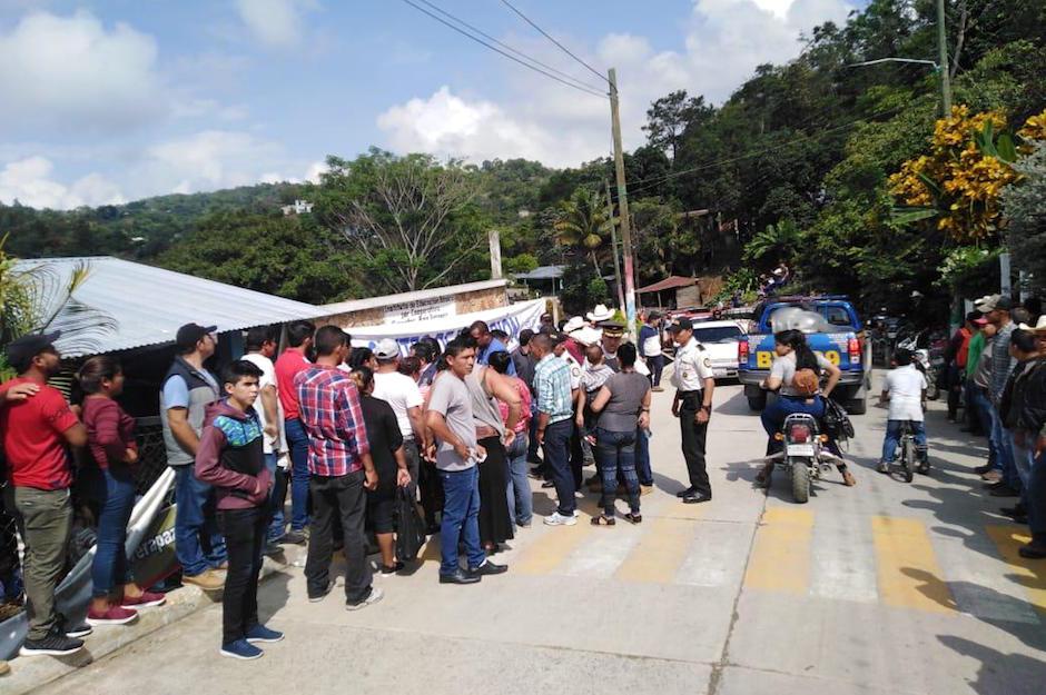 Pobladores de Granados, Baja Verapaz, tuvieron un altercado con agentes de la PNC. (Foto: PDH)