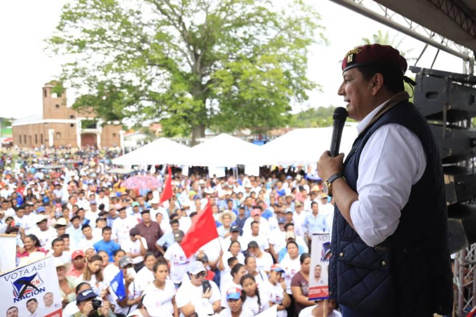 Estuardo Galdámez se dirige a sus correligionarios durante un evento proselitista. (Foto: Archivo/Soy502)