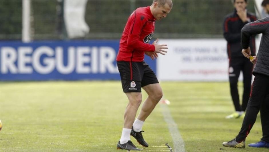 El futbolista de La Coruña, Álex Bergantiños sale en camilla tras recibir una barrida que le destrozó la boca en un partido por ascenso a Liga Primera División de España. (Foto: Bolsamania)