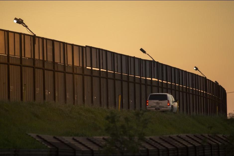 El migrante fue captado por las cámaras al momento de cruzar hacia territorio estadounidense. (Foto: AFP)