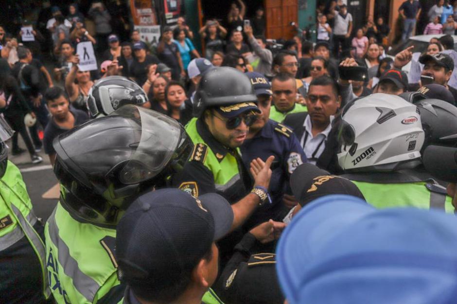 El alcalde de Mixco, Neto Bran, llegó a la zona de la protesta y así fue recibido. (Foto: Facebook/NetoBran)
