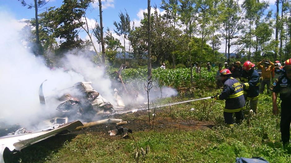 Los ocupantes de la aeronave fueron llevados al Hospital Nacional de Chimaltenango. (Foto: Bomberos Municipales Departamentales)