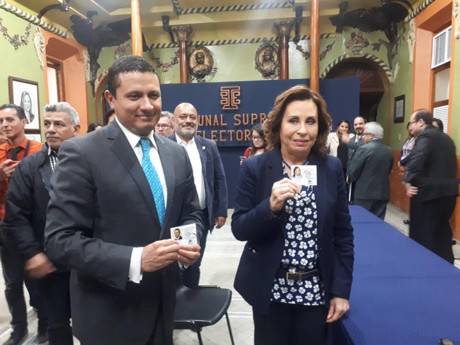 Sandra Torres y Carlos Raúl Morales, binomio presidencial de la UNE, recibieron sus credenciales el 5 de febrero. (Foto: Twitter/Gustavo Chávez)