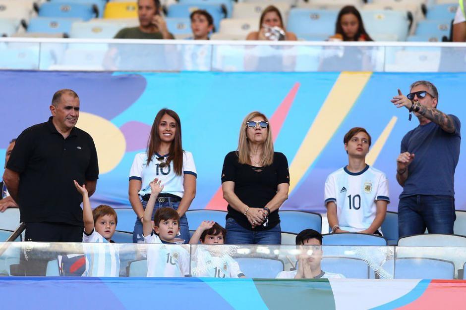 La reacción de Antonela Roccuzzo después de ver a Lionel Messi cantar emocionado el himno de Argentina. (Foto: Captura de video)