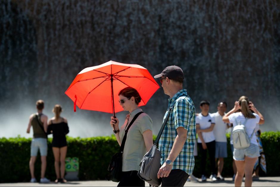 Las autoridades sanitarias recomiendan tomar precauciones para evitar los rayos ultravioleta. (Foto: AFP)