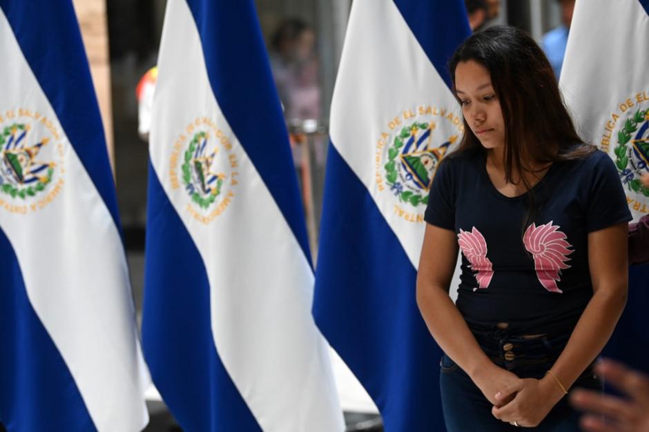 Tania Ávalos no quiso hablar con los medios al regresar a El Salvador tras la tragedia que le quitó a su esposo y su hija. (Foto: AFP)