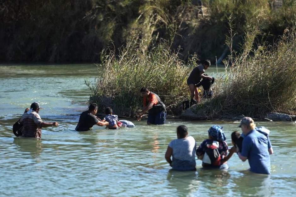 Decenas de migrantes se lanzan al río Bravo con sus hijos en brazos para cruzar a Estados Unidos y solicitar asilo. (Foto: AFP)