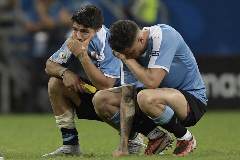 Luis Suárez luce desconsolado después de la eliminación de Uruguay de la Copa América. (Foto: AFP)