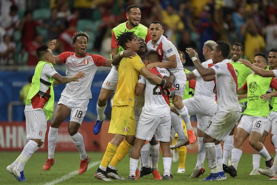 La alegría de los peruanos, luego de eliminar a Uruguay. (Foto: AFP)