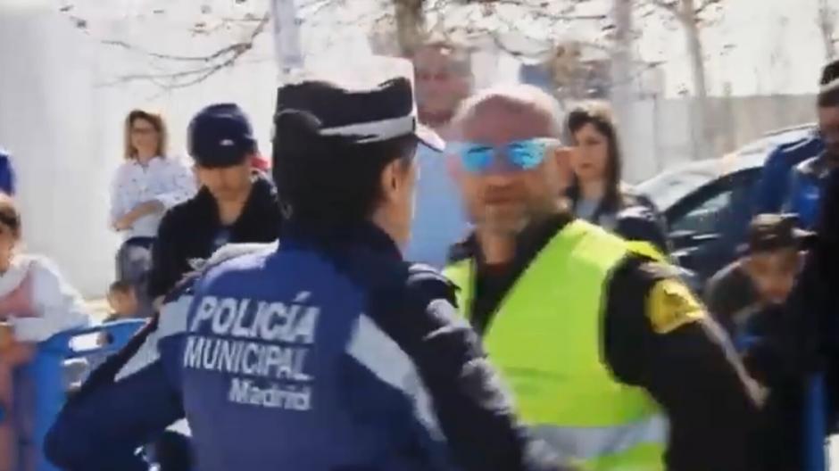 Tensión a la salida del entrenamiento de Real Madrid y hasta la Policía debió de intervenir. (Foto: Captura de video)