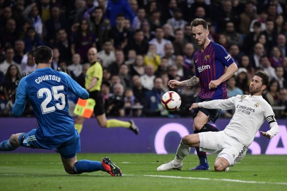 Momento en el que Rakitic dispara al marco ante la salida del portero madridista. (Foto: AFP)