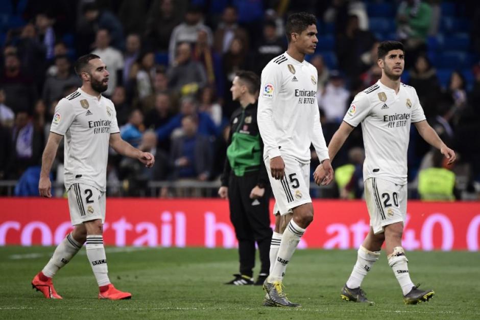 Los jugadores del Real Madrid lucen desconsolados, tras la derrota ante el Barcelona. (Foto: AFP)