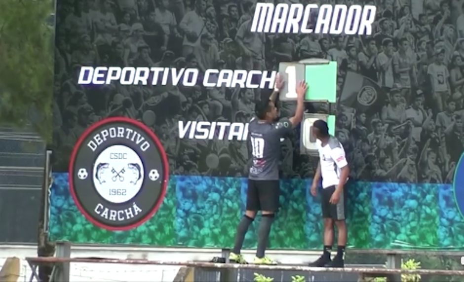 Futbolista de Carchá festejó su gol cambiando el marcador del estadio. (Foto: Captura de video)